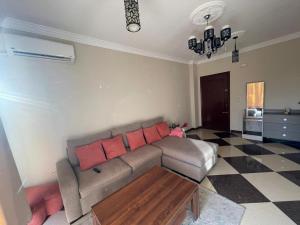 Posezení v ubytování Apartment 2 bedroom at Rawdet zayed - El shiekh zayed