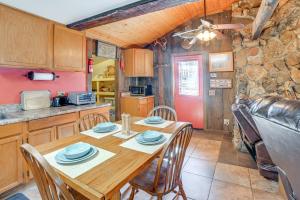 FaxonLakefront New Concord Paradise with Screened Porch!的配有木桌椅的厨房和餐厅 更多21张照片