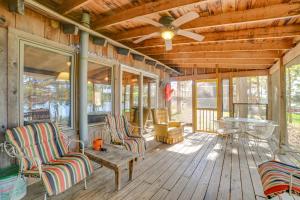 Lakefront New Concord Paradise with Screened Porch!的休息区