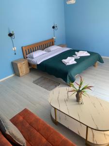 Postel nebo postele na pokoji v ubytování Mate's home Kazbegi