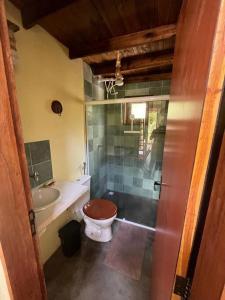 un bagno con wc, lavandino e doccia di Casinha Tupã cheia de charme a Mata de Sao Joao Altre 14 foto