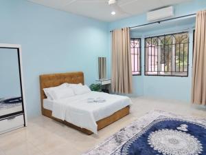 a bedroom with a bed and a large window at NASUHA HOMESTAY 2 TEMERLOH Semi-D House, 4 Bedroom, 2 Bathroom, 4 Unit Aircond, Njoy in Temerloh