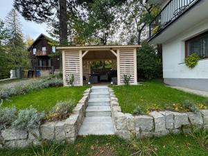 O grădină în afara Willa Lawenda