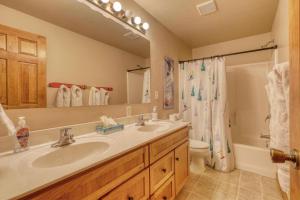 Koupelna v ubytování Deer Haven Lodge + 29 fotografií