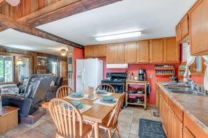 Lakefront New Concord Paradise with Screened Porch!的厨房或小厨房