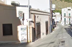 an empty street with a building on the side of the road at Porto Centro Storico Spiaggia Wi-Fi&Self Check-in in Castellammare del Golfo