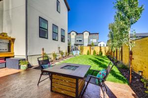 d'une terrasse avec une table, des chaises et une cour. dans l'établissement Stunning Home with Hot Tub Near Park City Skiing!, à Park City
