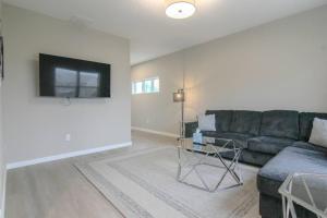 Χώρος καθιστικού στο Cedar Falls Townhome - New Construction - 3 KINGS!