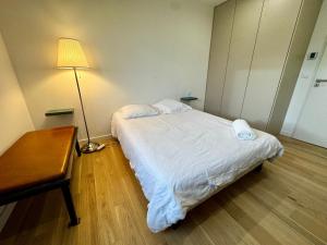 Un pat sau paturi într-o cameră la Chambre privée climatisée avec salle de bains partagée-le Sapin
