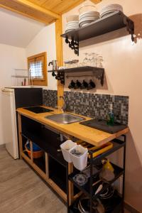 A kitchen or kitchenette at Camping Camplani