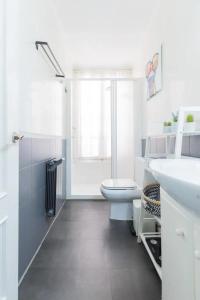 Ένα μπάνιο στο Modern Apartment in Bilbao with Internet +14 φωτογραφίες