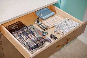 PriddisにあるLuxe Suite close to Spruce Meadowsの調理器具付きキッチン