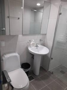 Ένα μπάνιο στο W House r505 Queen 2beds