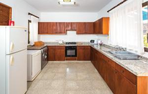 Η κουζίνα ή μικρή κουζίνα στο Stunning Home In Argaka With Wifi
