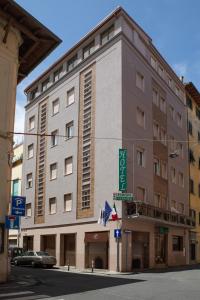duży budynek na rogu ulicy w obiekcie Hotel Europa Parking w mieście Livorno