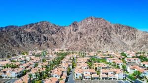 vue aérienne d'une ville face à une montagne dans l'établissement Legacy Villas Deluxe King Studio-Casita Near Main Pool Gym Spa Clubhouse, à La Quinta 38 autres photos
