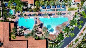 une vue aérienne d'un complexe avec deux piscines dans l'établissement Legacy Villas Deluxe King Studio-Casita Near Main Pool Gym Spa Clubhouse, à La Quinta