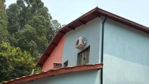 a building with an open window at Casa Familiar in Aparecida