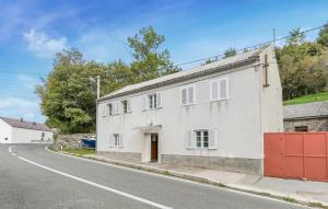 セニにあるLovely Home In Senj With Wifiの道路脇白屋 +19枚の写真