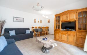 Χώρος καθιστικού στο 2 Bedroom Lovely Apartment In Oropesa