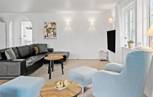 丹讷马勒Awesome Home In Dannemare With Wifi的带沙发和桌子的客厅