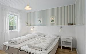 Awesome Home In Dannemare With Wifi客房内的一张或多张床位