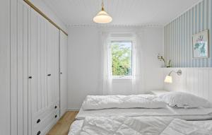 Awesome Home In Dannemare With Wifi客房内的一张或多张床位