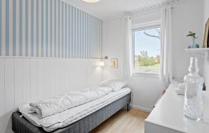 Awesome Home In Dannemare With Wifi客房内的一张或多张床位