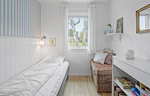 Awesome Home In Dannemare With Wifi客房内的一张或多张床位