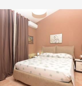 A bed or beds in a room at CASA DI ALICE A 250 METRI DAL MARE