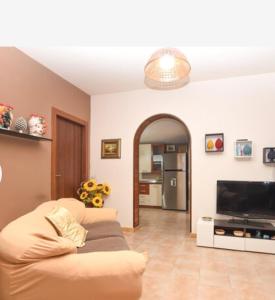 A television and/or entertainment centre at CASA DI ALICE A 250 METRI DAL MARE