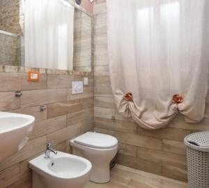 A bathroom at CASA DI ALICE A 250 METRI DAL MARE Még 20 kép