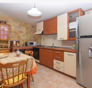 A kitchen or kitchenette at CASA DI ALICE A 250 METRI DAL MARE