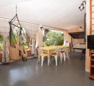 A television and/or entertainment centre at CASA DI ALICE A 250 METRI DAL MARE
