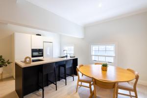 Кухня или кухненски бокс в Broadway Apartments - Chic & Stylish Urban Stays
