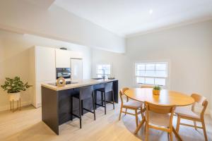 Кухня или кухненски бокс в Broadway Apartments - Chic & Stylish Urban Stays