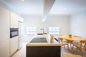 Кухня или кухненски бокс в Broadway Apartments - Chic & Stylish Urban Stays