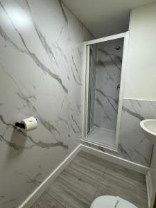 Koupelna v ubytování Stylish 2 bedroom apartment in the heart of Epsom town centre