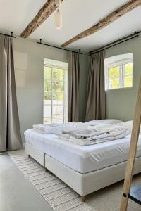 a large bed in a bedroom with a window at Gesamtes Historisches Kapitänshaus in Fehmarn
