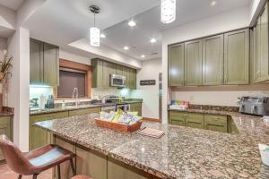 Cucina o angolo cottura di Scenic Getaway with Fire Pit and Grill in Columbia!