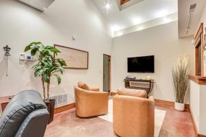 TV o dispositivi per l'intrattenimento presso Scenic Getaway with Fire Pit and Grill in Columbia!