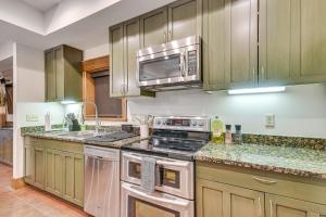 Cucina o angolo cottura di Scenic Getaway with Fire Pit and Grill in Columbia!