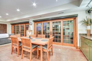 Area soggiorno di Scenic Getaway with Fire Pit and Grill in Columbia!