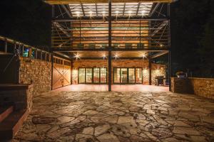 un grande edificio in mattoni con luci accese di notte di Scenic Getaway with Fire Pit and Grill in Columbia! a Columbia