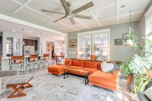 Posezení v ubytování Media Room and Yard Modern Moncks Corner Home