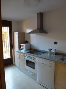 Una cocina o zona de cocina en Apartamentos Puerta Muralla