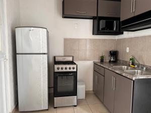 Kuchyň nebo kuchyňský kout v ubytování Cancun vacaciones en familia 3