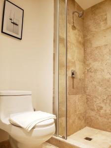 une salle de bain avec toilettes et douche dans l'établissement Ipana Condos by HA, à Playa del Carmen