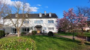 a large white house with a yard at Weingut Weich in Riol