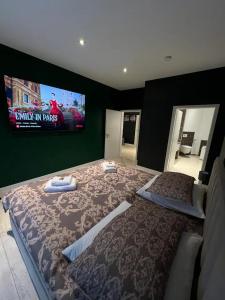 a bedroom with a large bed with a tv on the wall at Luxuriöse Penthousewohnung in der Quakenbrücker Altstadt in Quakenbrück